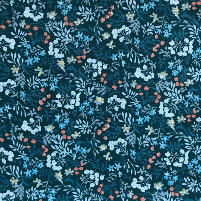 Coupon imprimé fleurs bleus claires sur fond bleu marine