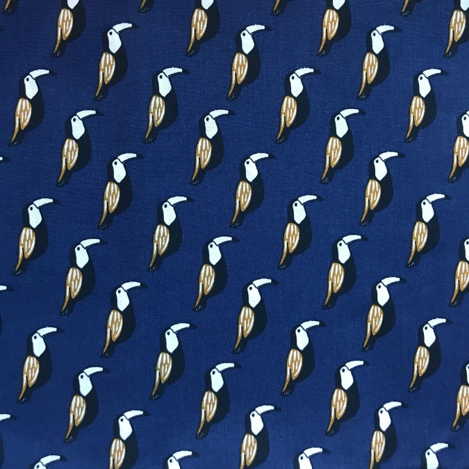 Coupon imprimé toucans noir et marron sur fond bleu marine