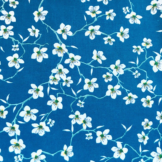 Coupon imprimé fleurs blanches et tiges bleu clair sur fond bleu profond