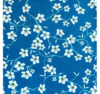 Coupon imprimé fleurs blanches et tiges bleu clair sur fond bleu profond