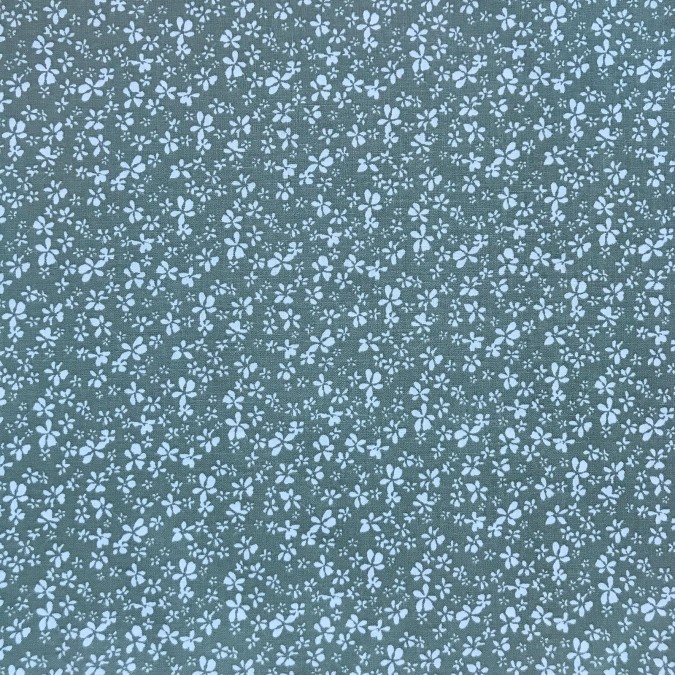 Coupon imprimé petites fleurs blanches asymétriques sur fond bleu vert