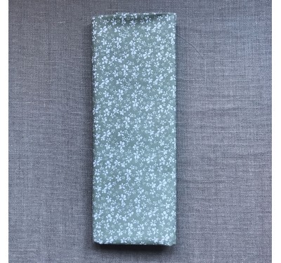 Coupon imprimé petites fleurs blanches asymétriques sur fond bleu vert