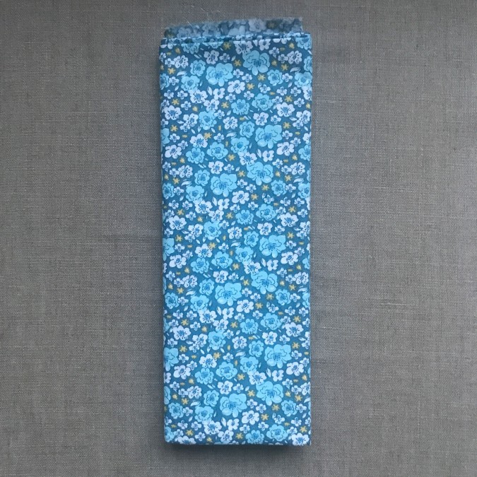 Coupon imprimé petites fleurs bleus et bleu clair sur fond bleu