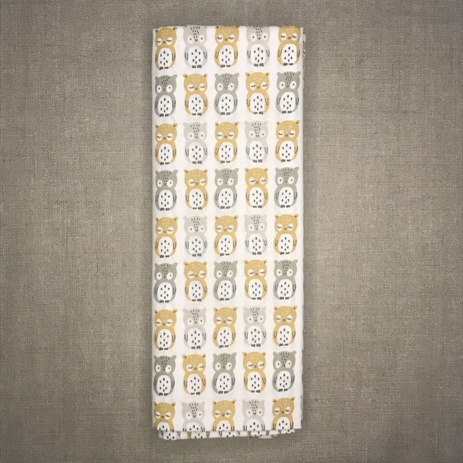 Coupon imprimé petits hiboux jaune et gris sur fond blanc