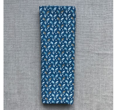 Coupon imprimé petites fleurs bleus et bleu clair sur fond bleu foncé