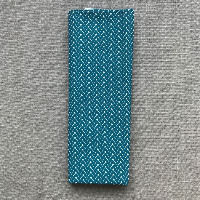 Coupon imprimé triangle blanc sur fond bleu turquoise