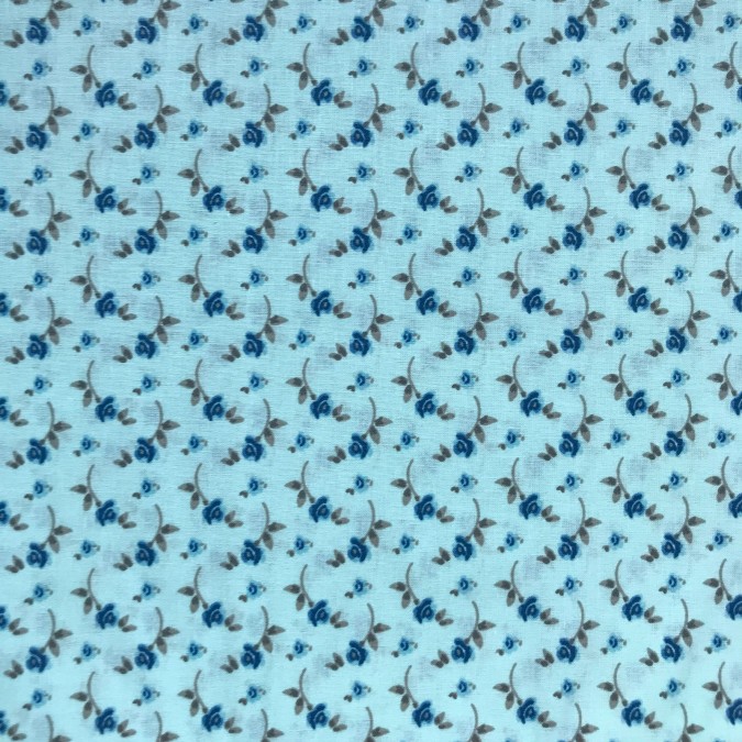 Coupon imprimé petites fleurs bleu et marron sur fond bleu clair