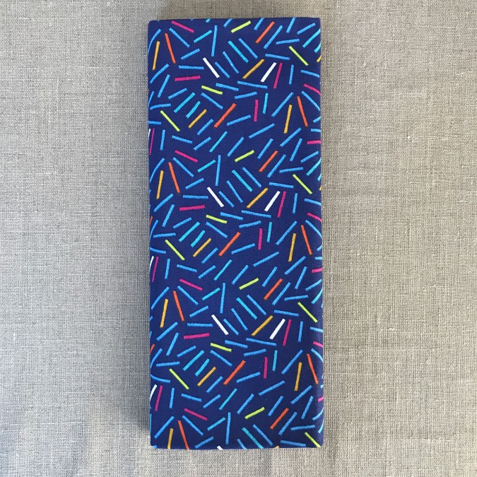 Coupon imprimé barre multi couleurs sur fond bleu marine