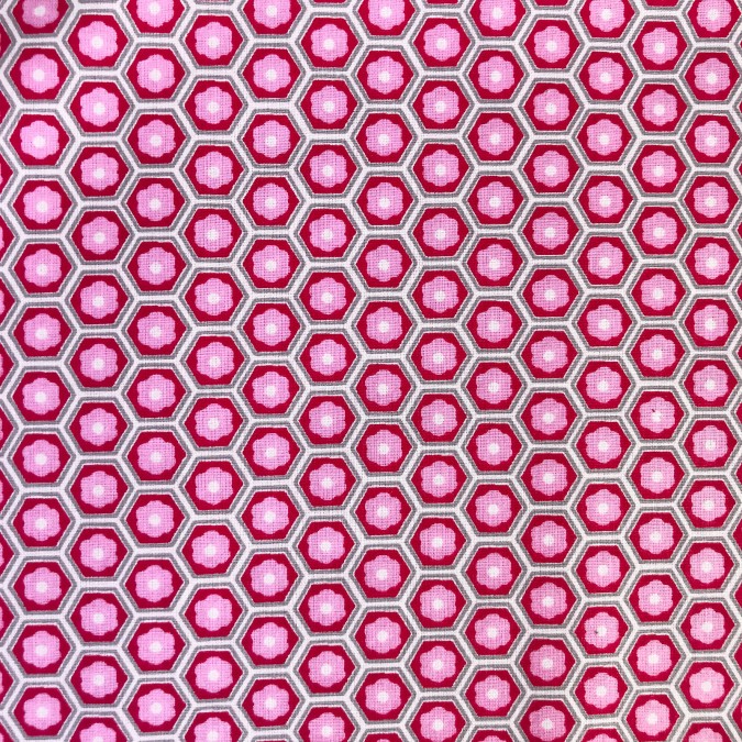 Coupon imprimé hexagone de fleurs rose et rouge et contour gris