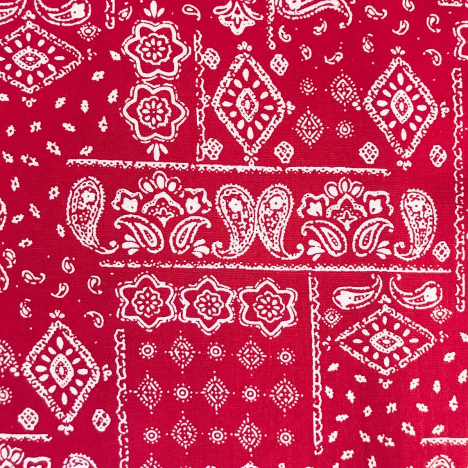 Coupon imprimé motif blanc nappe ancienne sur fond rouge