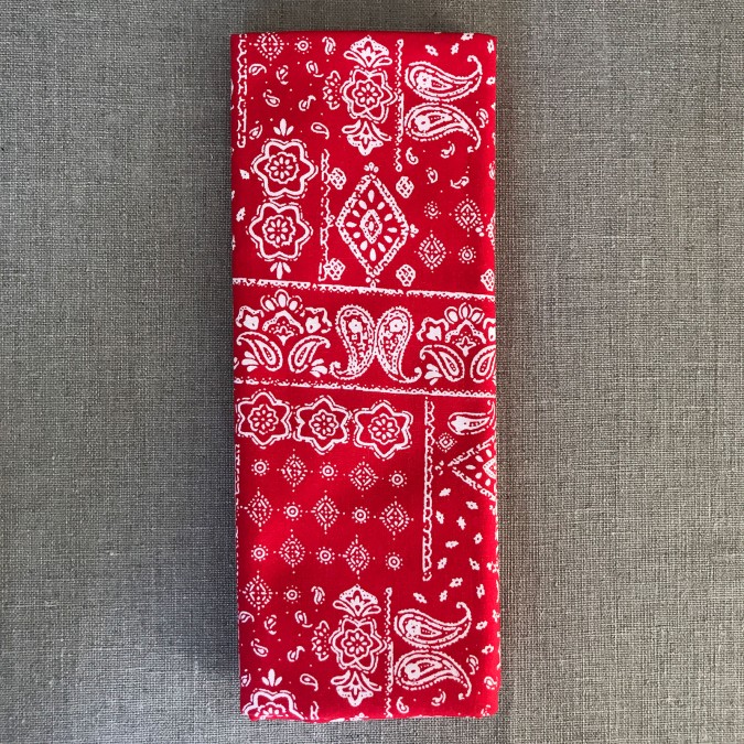 Coupon imprimé motif blanc nappe ancienne sur fond rouge
