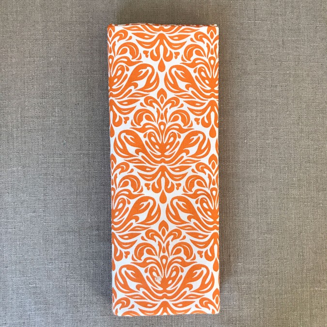 Coupon imprimé motif ancien orange sur fond blanc