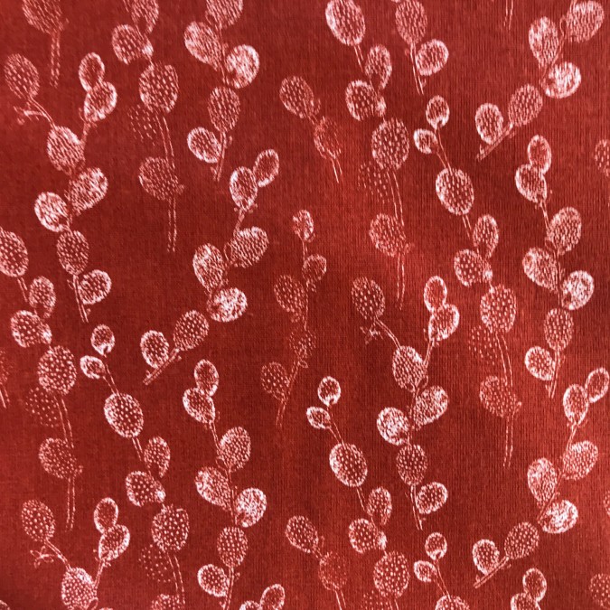 Coupon imprimé fleurs fond rouge foncé