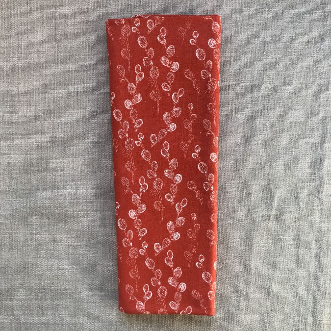 Coupon imprimé fleurs fond rouge foncé