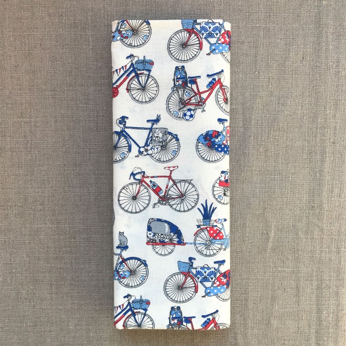 Coupon imprimé vélo rouge et bleu sur fond blanc
