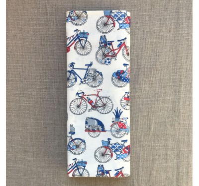Coupon imprimé vélo rouge et bleu sur fond blanc