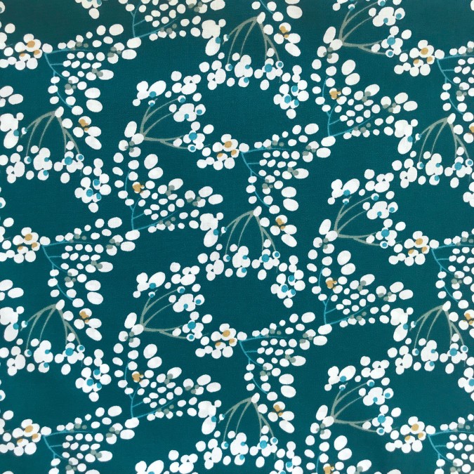 Coupon imprimé fleurs blanches sur fond bleu turquoise