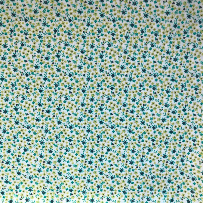 Coupon imprimé petites fleurs bleus et vertes sur fond blanc