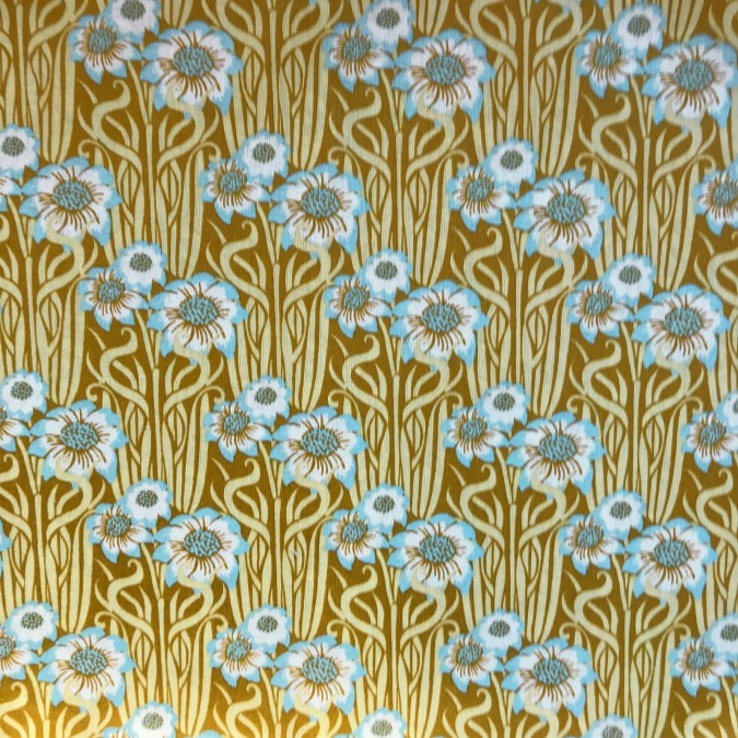 Coupon imprimé fleurs bleu clair sur fond marron