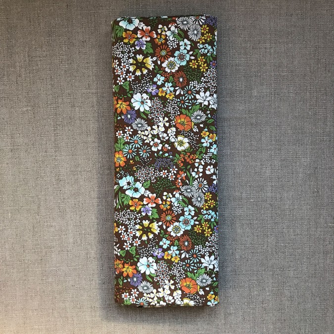Coupon imprimé fleurs multi-couleurs sur fond marron