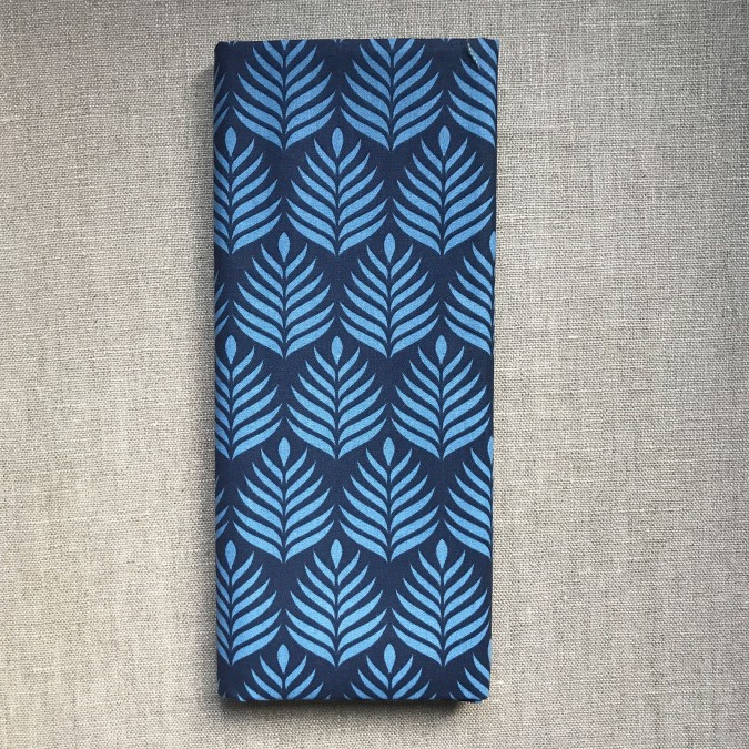 Coupon imprimé feuilles géométriques bleu clair sur fond marine