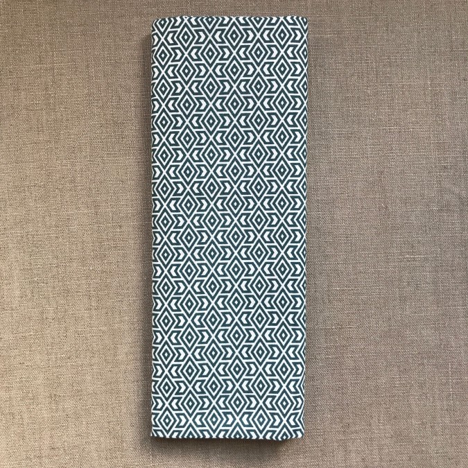 Coupon imprimé motif losange géométrique bleu sur fond blanc