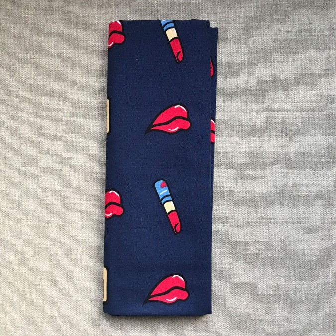 Coupon imprimé miroir et rouge à lèvres sur fond bleu marine