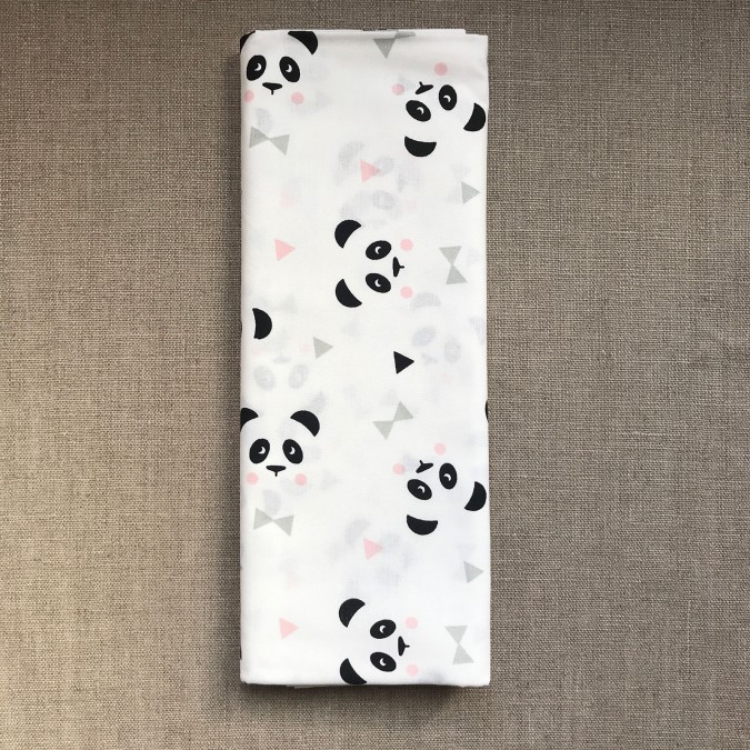 Coupon imprimé tête de panda noir avec noeud papillon sur fond blanc