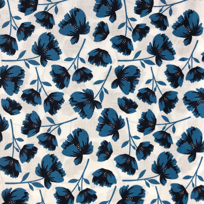 Coupon imprimé fleurs bleus et noires sur fond blanc