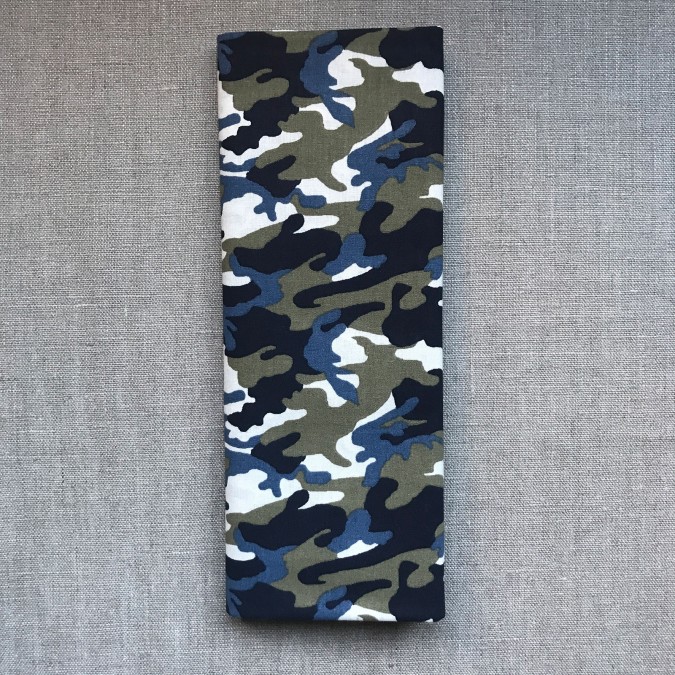 Coupon imprimé motif camouflage armé bleu et gris sur fond noir