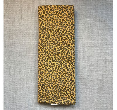 Coupon imprimé motif léopard marron sur fond jaune