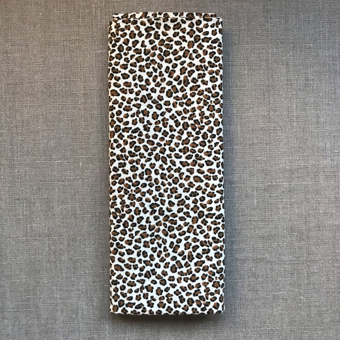 Coupon imprimé motif léopard marron sur fond blanc